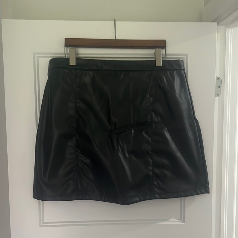 SHEIN Black faux leather Mini Skirt